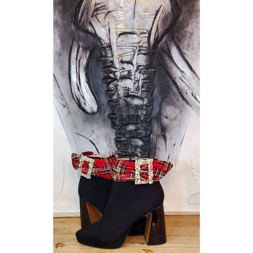 Black heeled boots